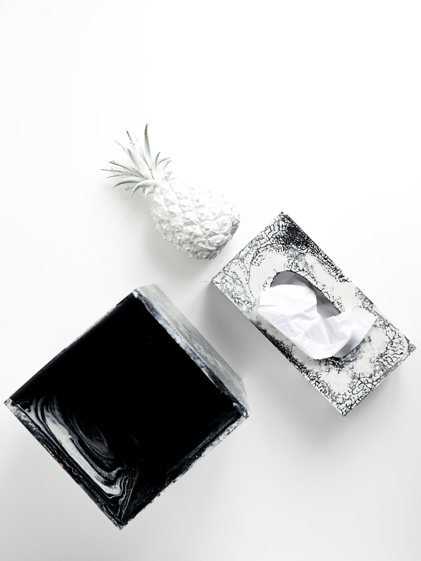 Black & White Resin Tissue Box