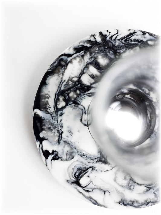 طقم شاي من الراتنج باللونين الأبيض والأسود