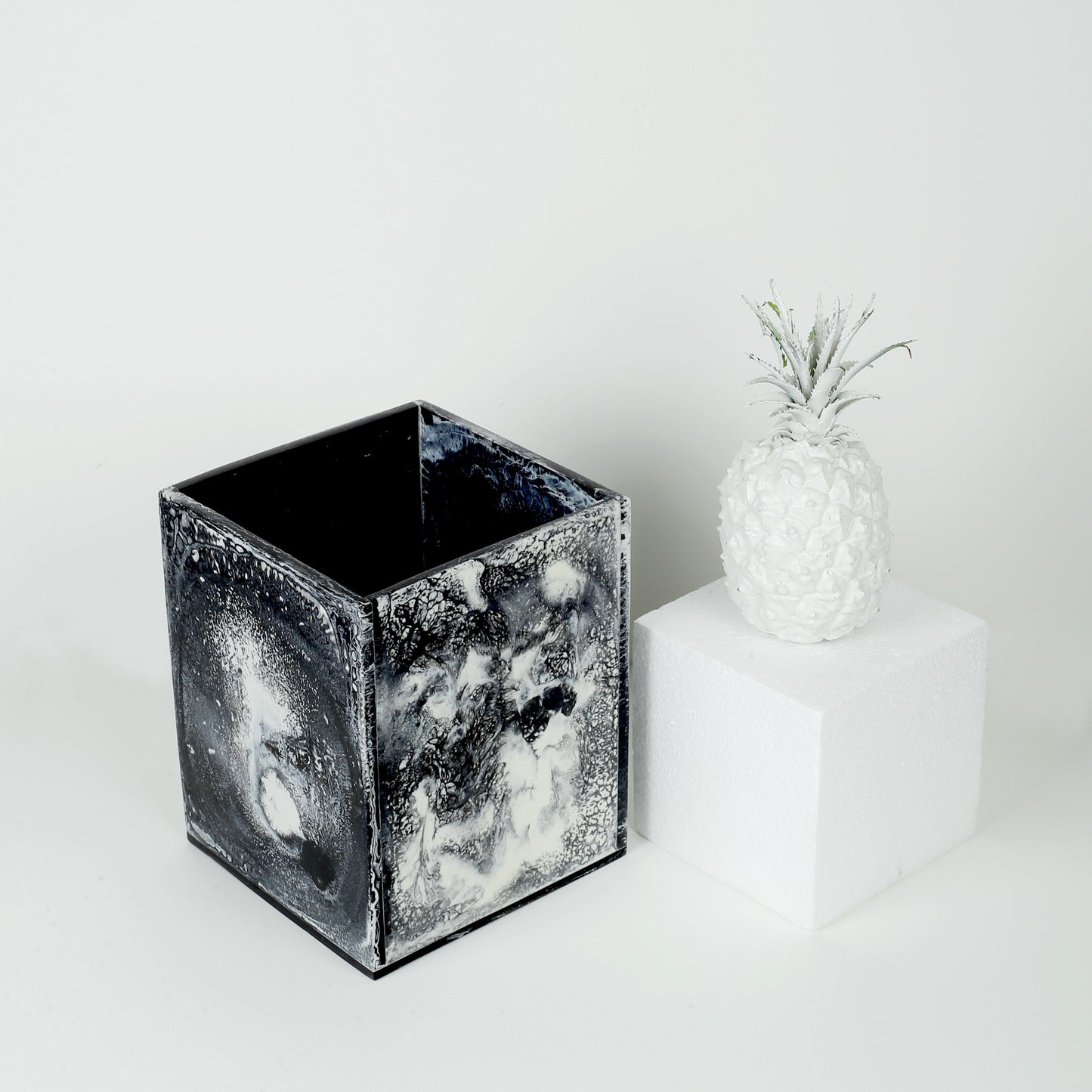 Black & White Resin Trash Bin