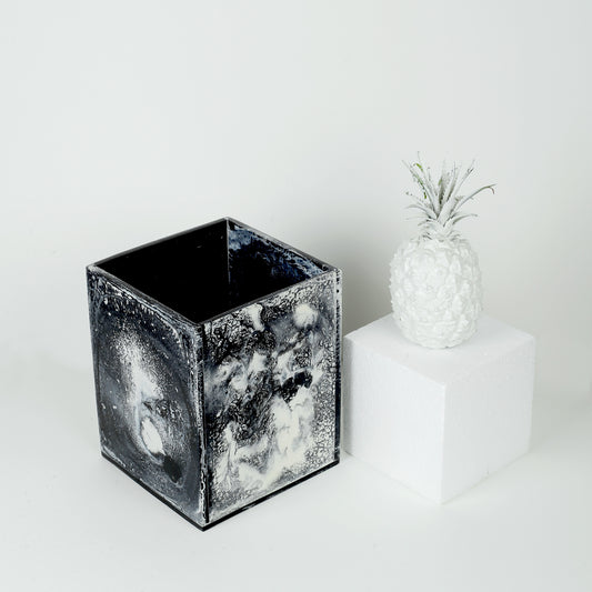 Black & White Resin Trash Bin